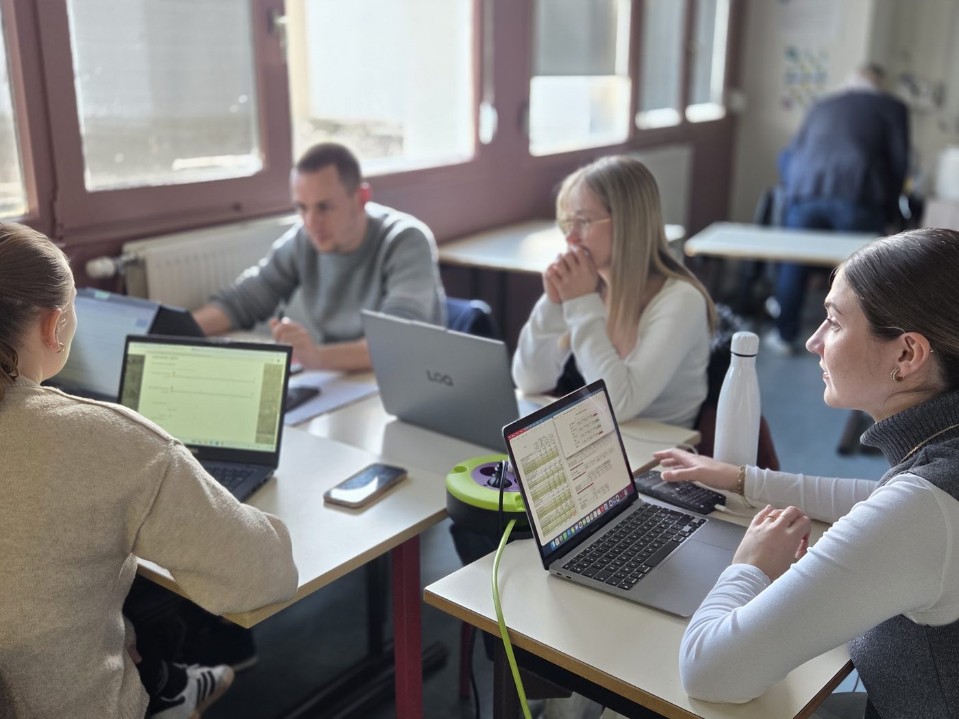 Étudiants en travail collaboratif lors d'une formation — pédagogie active